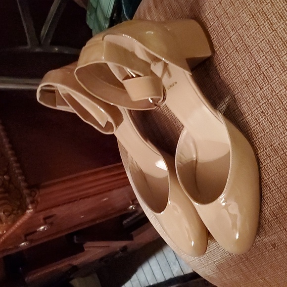 Sz 39 and 39.5 NIB $530 Alexander White London patent heels